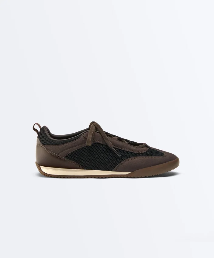 Sneaker aus Materialmix Sneaker aus Materialmix
