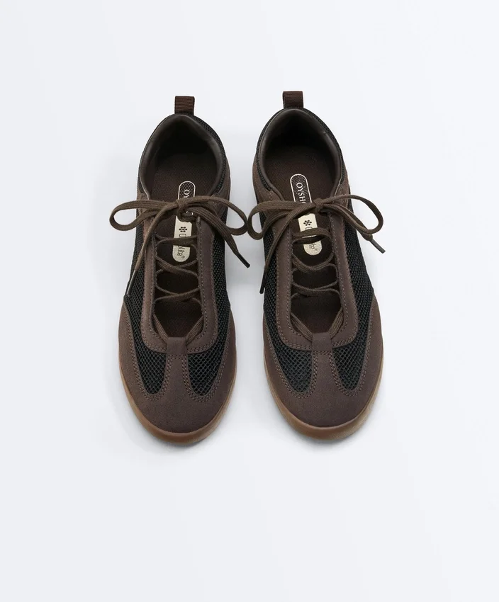 Sneaker aus Materialmix Sneaker aus Materialmix