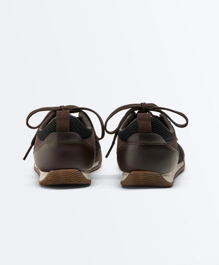 Sneaker aus Materialmix Sneaker aus Materialmix