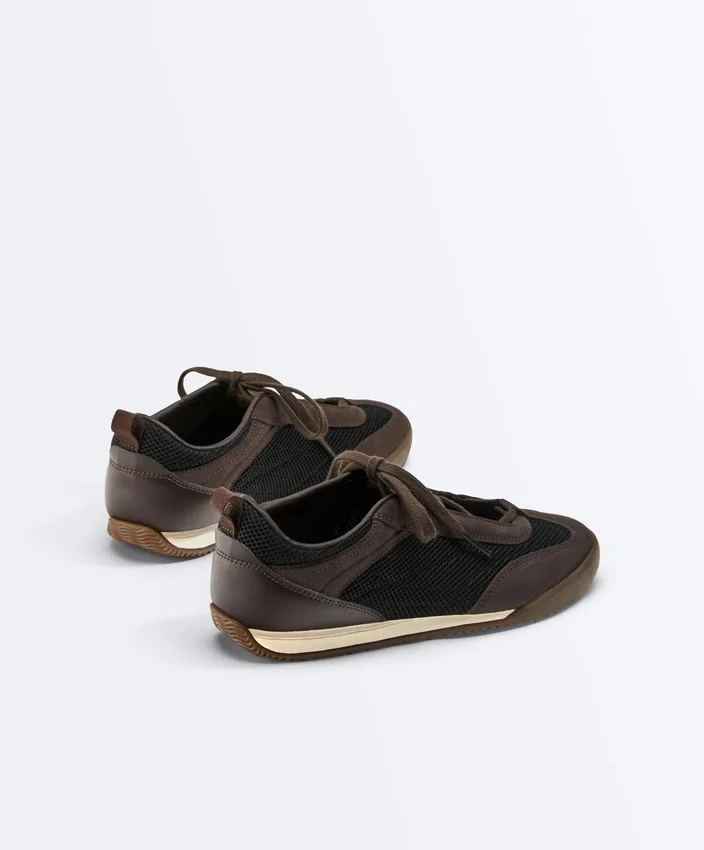 Sneaker aus Materialmix Sneaker aus Materialmix