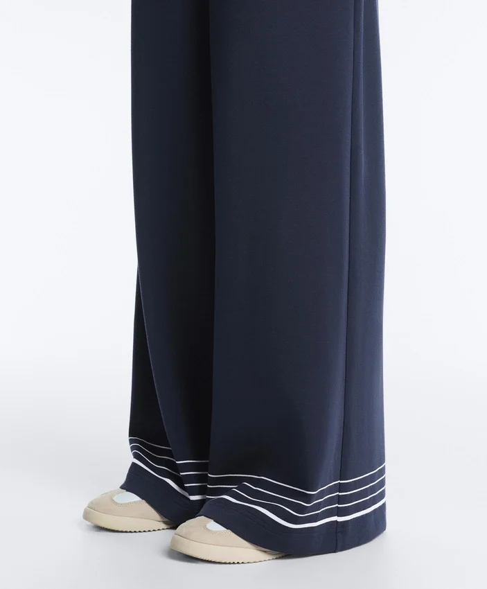 Soft Touch-Modal-Hose mit Matrosenstreifen Soft Touch-Modal-Hose mit Matrosenstreifen