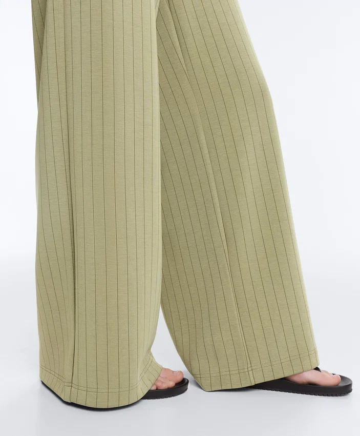 Soft Touch-Nadelstreifen-Hose mit weitem Bein und hoher Taille Soft Touch-Nadelstreifen-Hose mit weitem Bein und hoher Taille
