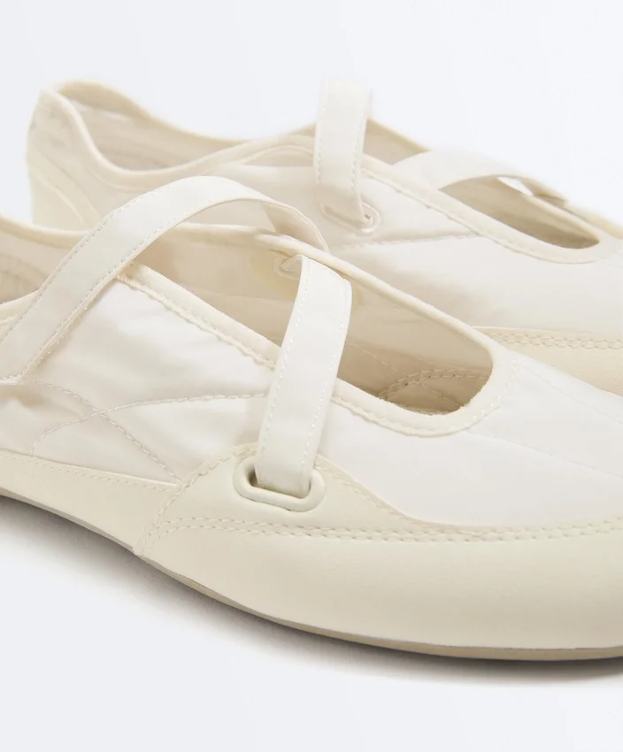 Sportliche flache Schuhe aus Nylon Sportliche flache Schuhe aus Nylon