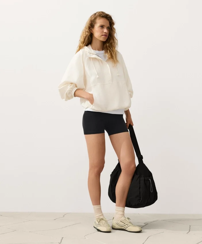 Sweatshirt mit halbem Reissverschluss, Fronttasche, aus einer Mischung aus Lyocell und 24 % Leinen Sweatshirt mit halbem Reissverschluss, Fronttasche, aus einer Mischung aus Lyocell und 24 % Leinen
