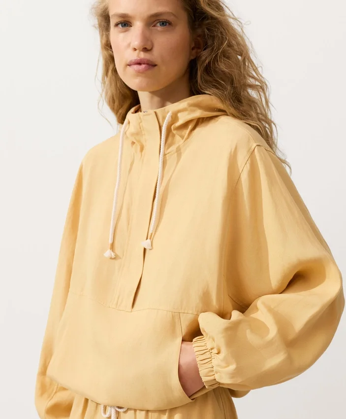 Sweatshirt mit halbem Reissverschluss, Fronttasche, aus einer Mischung aus Lyocell und 24 % Leinen Sweatshirt mit halbem Reissverschluss, Fronttasche, aus einer Mischung aus Lyocell und 24 % Leinen