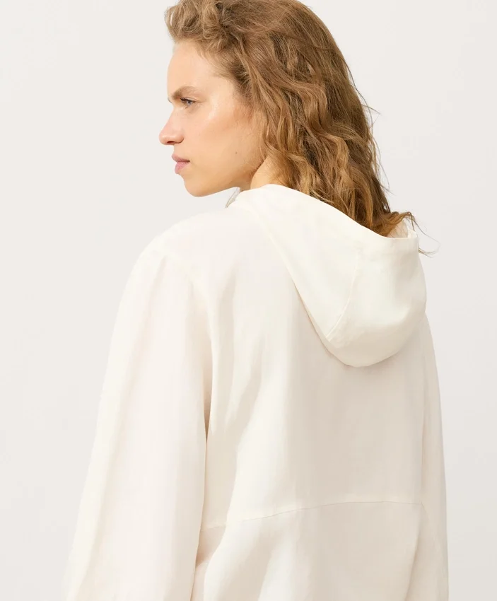 Sweatshirt mit halbem Reissverschluss, Fronttasche, aus einer Mischung aus Lyocell und 24 % Leinen Sweatshirt mit halbem Reissverschluss, Fronttasche, aus einer Mischung aus Lyocell und 24 % Leinen