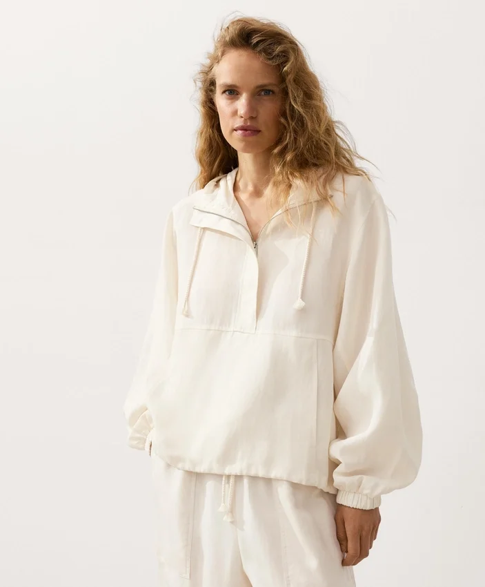 Sweatshirt mit halbem Reissverschluss, Fronttasche, aus einer Mischung aus Lyocell und 24 % Leinen Sweatshirt mit halbem Reissverschluss, Fronttasche, aus einer Mischung aus Lyocell und 24 % Leinen