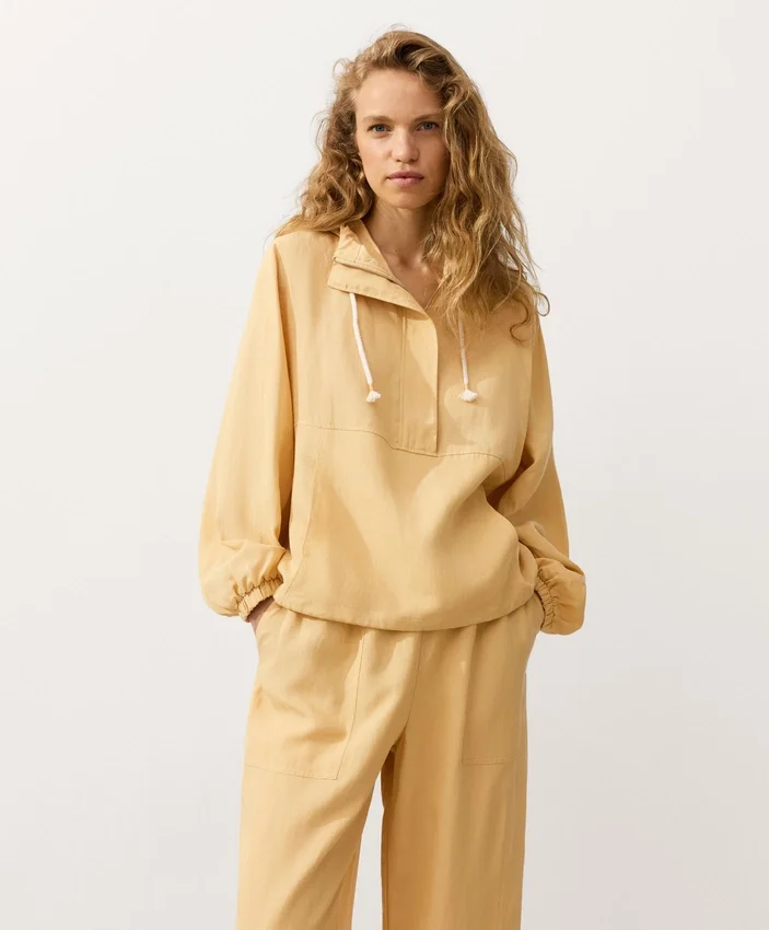 Sweatshirt mit halbem Reissverschluss, Fronttasche, aus einer Mischung aus Lyocell und 24 % Leinen Sweatshirt mit halbem Reissverschluss, Fronttasche, aus einer Mischung aus Lyocell und 24 % Leinen