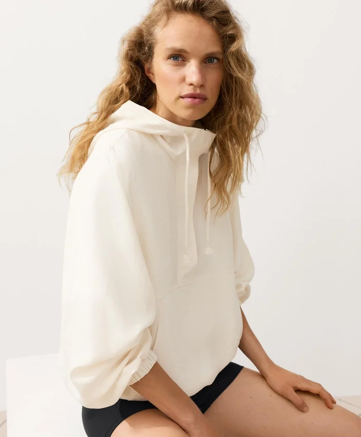 Sweatshirt mit halbem Reissverschluss, Fronttasche, aus einer Mischung aus Lyocell und 24 % Leinen Sweatshirt mit halbem Reissverschluss, Fronttasche, aus einer Mischung aus Lyocell und 24 % Leinen