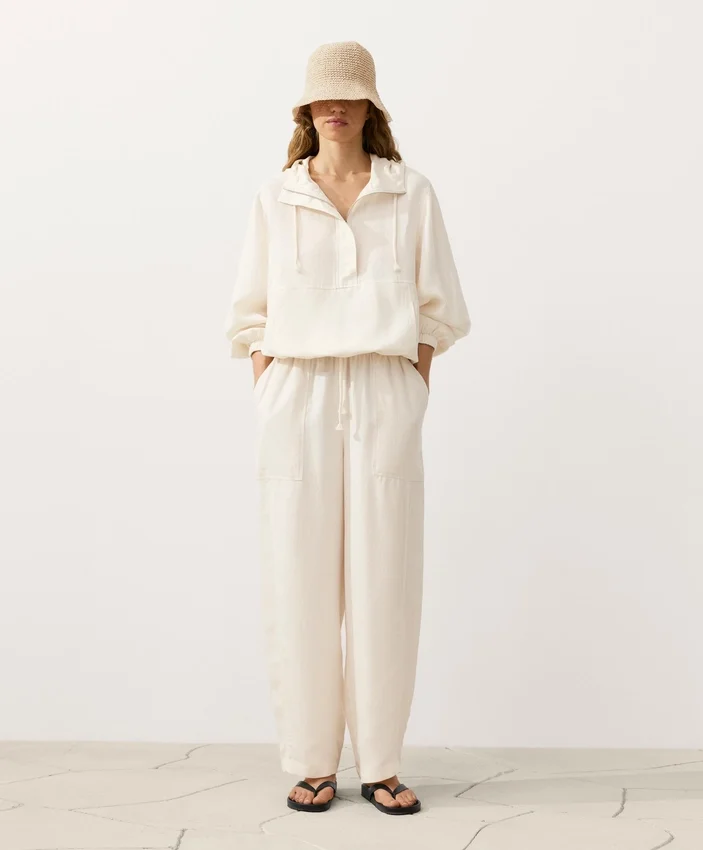 Sweatshirt mit halbem Reissverschluss, Fronttasche, aus einer Mischung aus Lyocell und 24 % Leinen Sweatshirt mit halbem Reissverschluss, Fronttasche, aus einer Mischung aus Lyocell und 24 % Leinen
