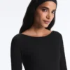 T-Shirt aus Modal-Mischgewebe mit geripptem U-Ausschnitt T-Shirt aus Modal-Mischgewebe mit geripptem U-Ausschnitt