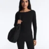 T-Shirt aus Modal-Mischgewebe mit geripptem U-Ausschnitt T-Shirt aus Modal-Mischgewebe mit geripptem U-Ausschnitt