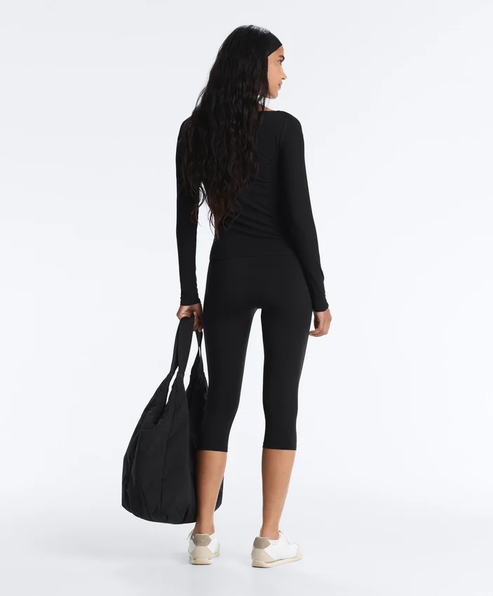 T-Shirt aus Modal-Mischgewebe mit geripptem U-Ausschnitt T-Shirt aus Modal-Mischgewebe mit geripptem U-Ausschnitt