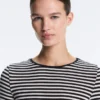 Tailliertes gestreiftes Langarm-T-Shirt Tailliertes gestreiftes Langarm-T-Shirt