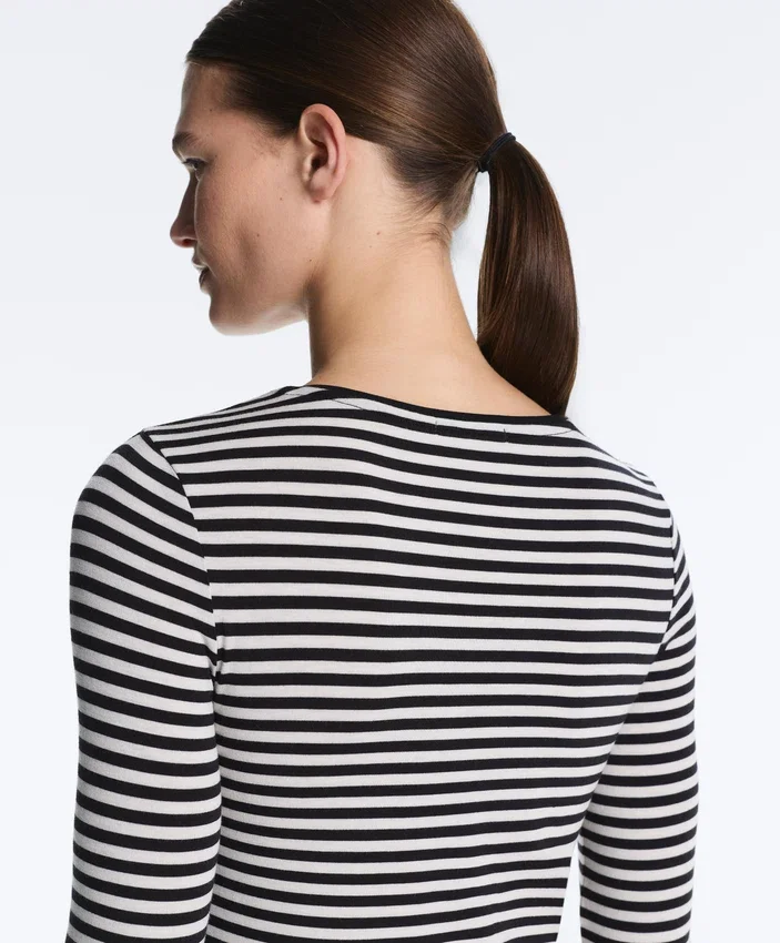 Tailliertes gestreiftes Langarm-T-Shirt Tailliertes gestreiftes Langarm-T-Shirt