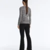 Tailliertes gestreiftes Langarm-T-Shirt Tailliertes gestreiftes Langarm-T-Shirt