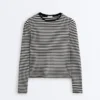 Tailliertes gestreiftes Langarm-T-Shirt Tailliertes gestreiftes Langarm-T-Shirt