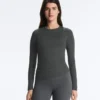 Tailliertes Langarm-T-Shirt aus Baumwoll-Modal-Rippstoff Tailliertes Langarm-T-Shirt aus Baumwoll-Modal-Rippstoff