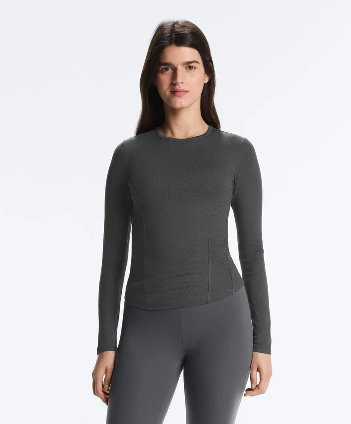 Tailliertes Langarm-T-Shirt aus Baumwoll-Modal-Rippstoff Tailliertes Langarm-T-Shirt aus Baumwoll-Modal-Rippstoff