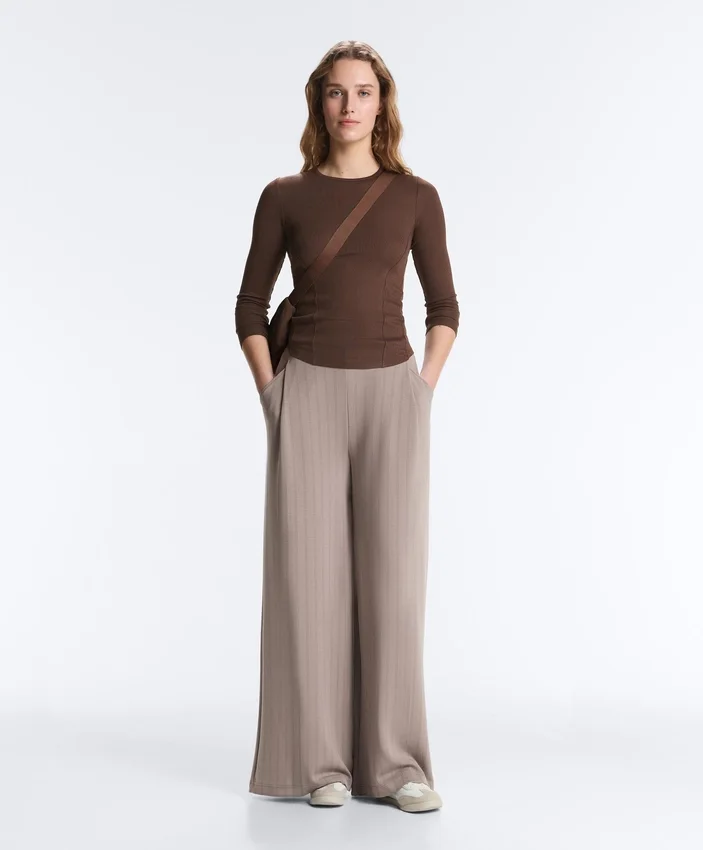 Tailliertes Langarm-T-Shirt aus Baumwoll-Modal-Rippstoff Tailliertes Langarm-T-Shirt aus Baumwoll-Modal-Rippstoff