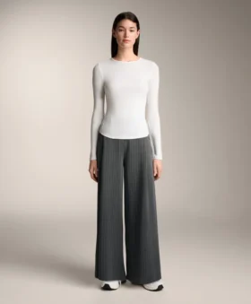Tailliertes Langarm-T-Shirt aus Baumwoll-Modal-Rippstoff