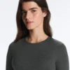 Tailliertes Langarm-T-Shirt aus Baumwoll-Modal-Rippstoff Tailliertes Langarm-T-Shirt aus Baumwoll-Modal-Rippstoff