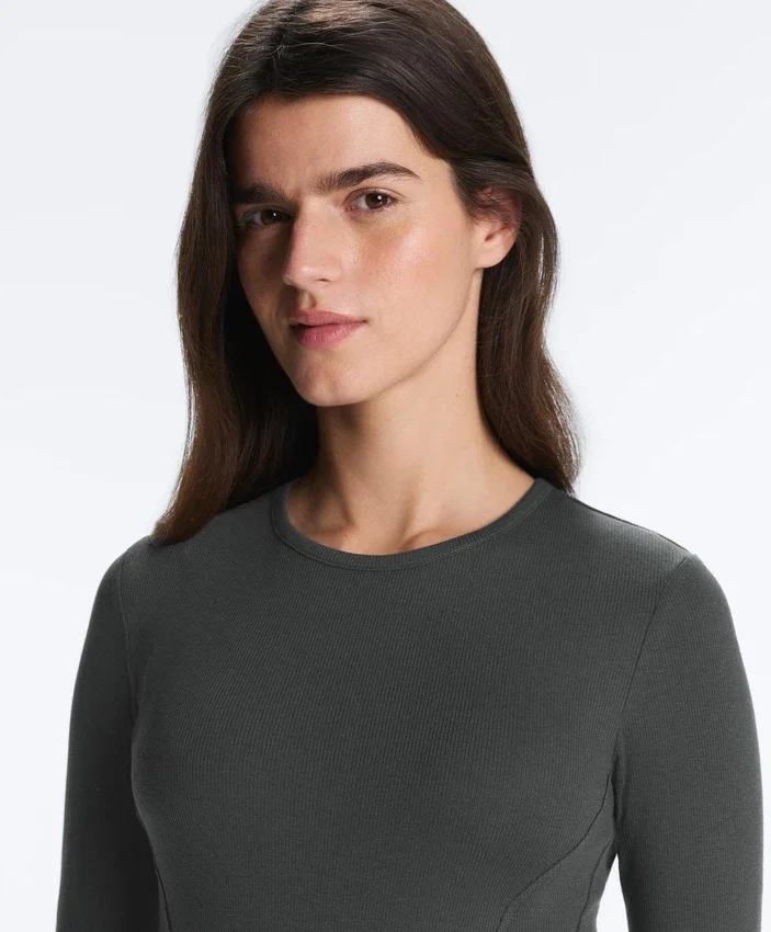 Tailliertes Langarm-T-Shirt aus Baumwoll-Modal-Rippstoff Tailliertes Langarm-T-Shirt aus Baumwoll-Modal-Rippstoff
