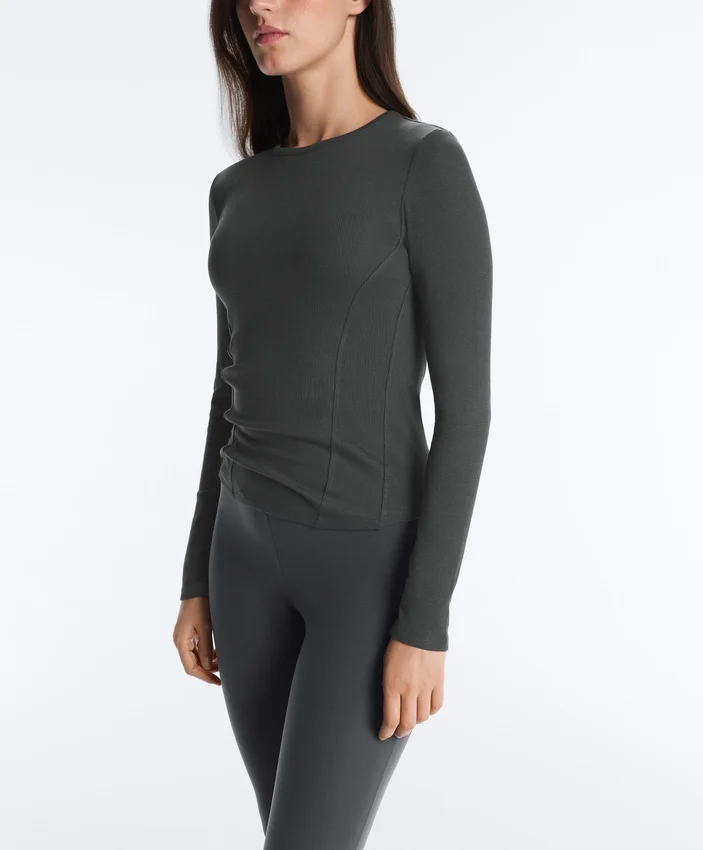 Tailliertes Langarm-T-Shirt aus Baumwoll-Modal-Rippstoff Tailliertes Langarm-T-Shirt aus Baumwoll-Modal-Rippstoff