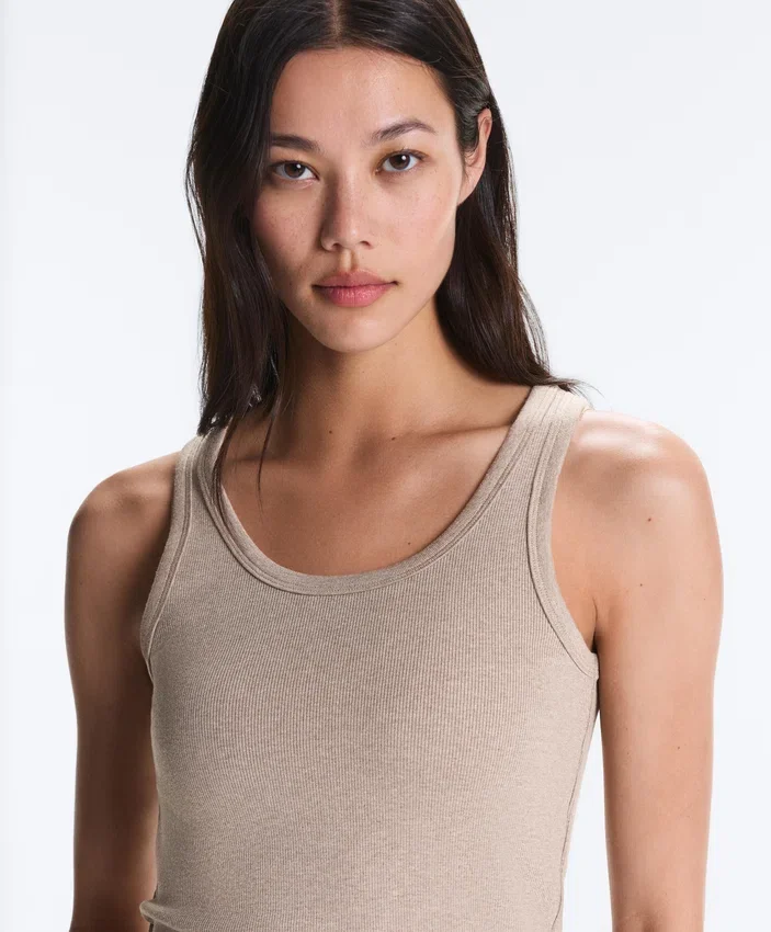 Tailliertes T-Shirt mit gerippten Trägern aus Baumwolle und Modal Tailliertes T-Shirt mit gerippten Trägern aus Baumwolle und Modal