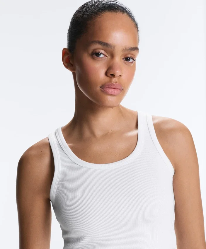 Tailliertes T-Shirt mit gerippten Trägern aus Baumwolle und Modal Tailliertes T-Shirt mit gerippten Trägern aus Baumwolle und Modal