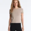 Tailliertes T-Shirt mit kurzen Ärmeln aus Modal-Rippstrick-Shorts Tailliertes T-Shirt mit kurzen Ärmeln aus Modal-Rippstrick-Shorts