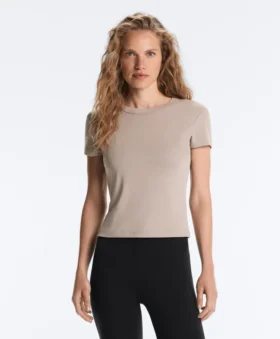 Tailliertes T-Shirt mit kurzen Ärmeln aus Modal-Rippstrick-Shorts