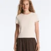 Tailliertes T-Shirt mit kurzen Ärmeln aus Modal-Rippstrick-Shorts Tailliertes T-Shirt mit kurzen Ärmeln aus Modal-Rippstrick-Shorts
