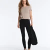 Tailliertes T-Shirt mit kurzen Ärmeln aus Modal-Rippstrick-Shorts Tailliertes T-Shirt mit kurzen Ärmeln aus Modal-Rippstrick-Shorts