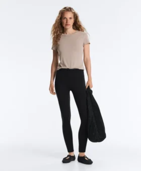 Tailliertes T-Shirt mit kurzen Ärmeln aus Modal-Rippstrick-Shorts
