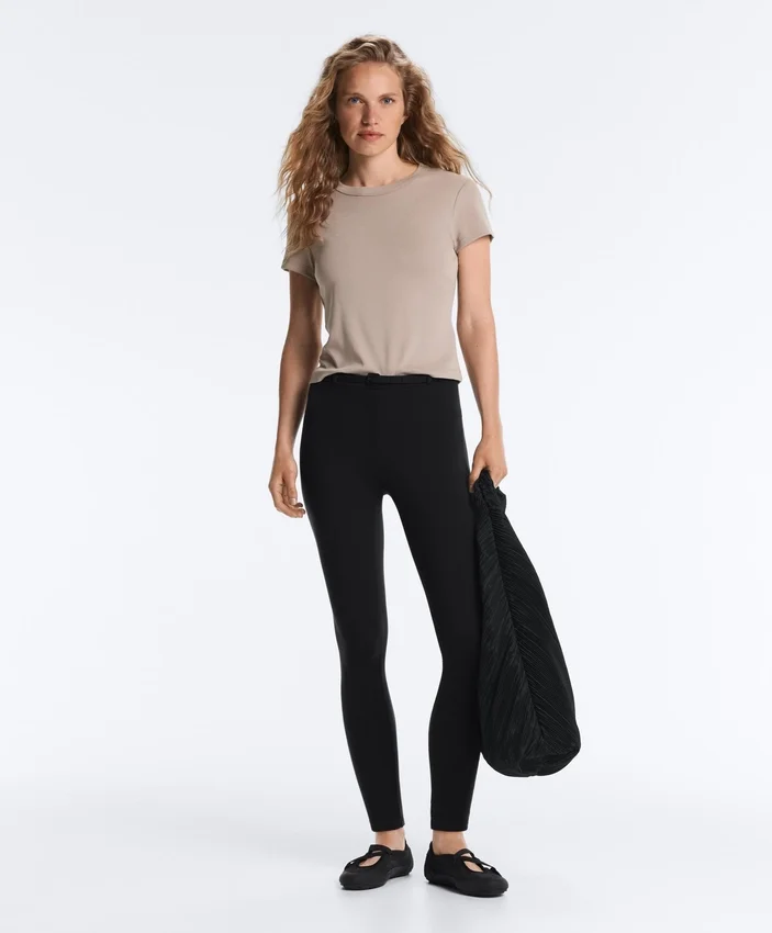 Tailliertes T-Shirt mit kurzen Ärmeln aus Modal-Rippstrick-Shorts Tailliertes T-Shirt mit kurzen Ärmeln aus Modal-Rippstrick-Shorts