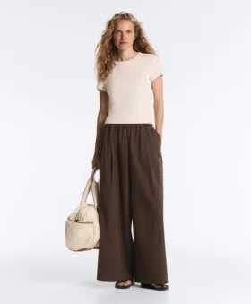 Tailliertes T-Shirt mit kurzen Ärmeln aus Modal-Rippstrick-Shorts