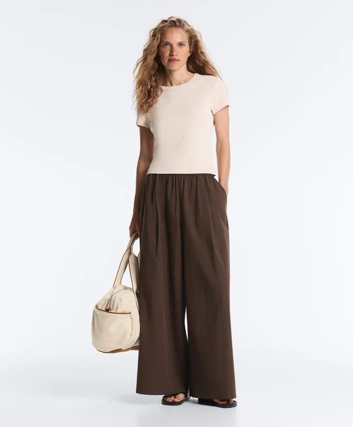 Tailliertes T-Shirt mit kurzen Ärmeln aus Modal-Rippstrick-Shorts Tailliertes T-Shirt mit kurzen Ärmeln aus Modal-Rippstrick-Shorts