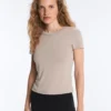 Tailliertes T-Shirt mit kurzen Ärmeln aus Modal-Rippstrick-Shorts Tailliertes T-Shirt mit kurzen Ärmeln aus Modal-Rippstrick-Shorts