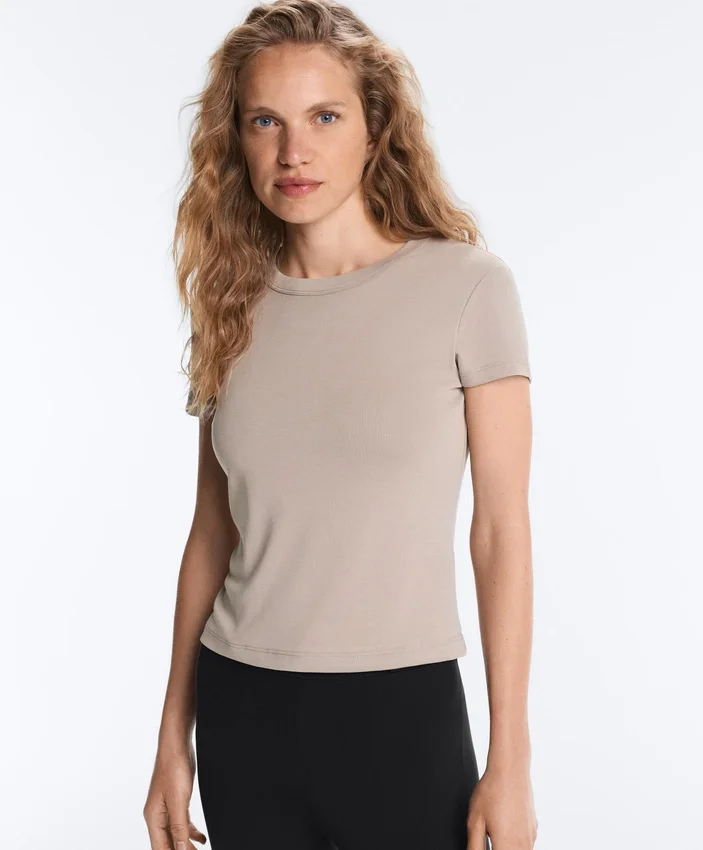Tailliertes T-Shirt mit kurzen Ärmeln aus Modal-Rippstrick-Shorts Tailliertes T-Shirt mit kurzen Ärmeln aus Modal-Rippstrick-Shorts