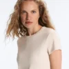 Tailliertes T-Shirt mit kurzen Ärmeln aus Modal-Rippstrick-Shorts Tailliertes T-Shirt mit kurzen Ärmeln aus Modal-Rippstrick-Shorts