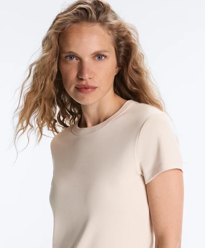 Tailliertes T-Shirt mit kurzen Ärmeln aus Modal-Rippstrick-Shorts Tailliertes T-Shirt mit kurzen Ärmeln aus Modal-Rippstrick-Shorts