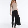 Tailliertes T-Shirt mit kurzen Ärmeln aus Modal-Rippstrick-Shorts Tailliertes T-Shirt mit kurzen Ärmeln aus Modal-Rippstrick-Shorts
