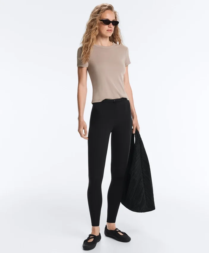 Tailliertes T-Shirt mit kurzen Ärmeln aus Modal-Rippstrick-Shorts Tailliertes T-Shirt mit kurzen Ärmeln aus Modal-Rippstrick-Shorts