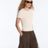 Tailliertes T-Shirt mit kurzen Ärmeln aus Modal-Rippstrick-Shorts Tailliertes T-Shirt mit kurzen Ärmeln aus Modal-Rippstrick-Shorts
