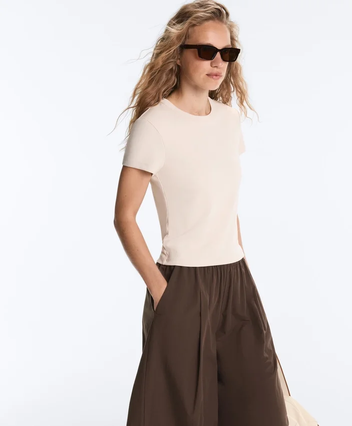 Tailliertes T-Shirt mit kurzen Ärmeln aus Modal-Rippstrick-Shorts Tailliertes T-Shirt mit kurzen Ärmeln aus Modal-Rippstrick-Shorts