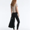 Tailliertes T-Shirt mit kurzen Ärmeln aus Modal-Rippstrick-Shorts Tailliertes T-Shirt mit kurzen Ärmeln aus Modal-Rippstrick-Shorts