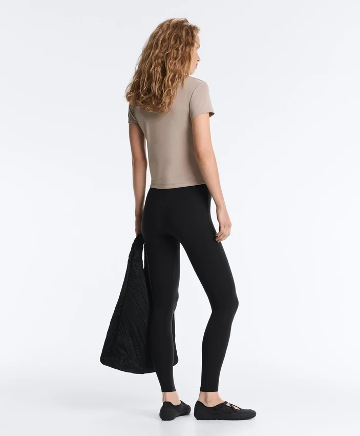 Tailliertes T-Shirt mit kurzen Ärmeln aus Modal-Rippstrick-Shorts Tailliertes T-Shirt mit kurzen Ärmeln aus Modal-Rippstrick-Shorts