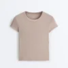 Tailliertes T-Shirt mit kurzen Ärmeln aus Modal-Rippstrick-Shorts Tailliertes T-Shirt mit kurzen Ärmeln aus Modal-Rippstrick-Shorts