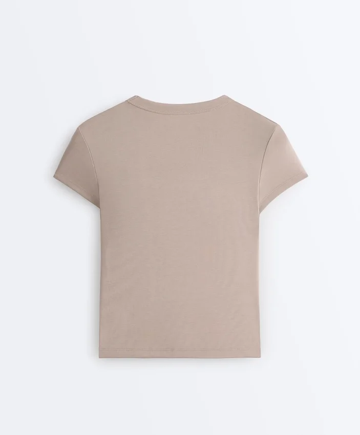 Tailliertes T-Shirt mit kurzen Ärmeln aus Modal-Rippstrick-Shorts Tailliertes T-Shirt mit kurzen Ärmeln aus Modal-Rippstrick-Shorts